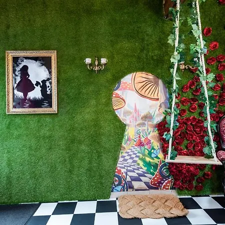 Insolite Alice In Wonderland Holiday home *