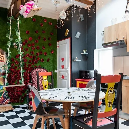Insolite Alice In Wonderland Holiday home *