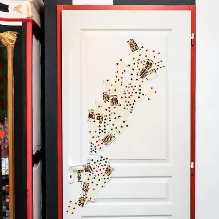 Insolite Alice In Wonderland Gujan-Mestras