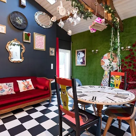 Insolite Alice In Wonderland Holiday home *