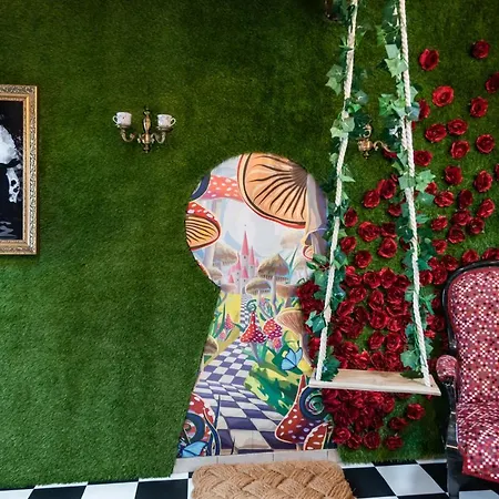 Insolite Alice In Wonderland * Gujan-Mestras