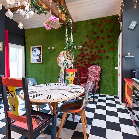Holiday home Insolite Alice In Wonderland